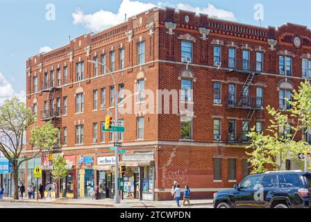 Mattoni policromi e pietre fuse animano Avalon Court, un edificio di appartamenti a quattro piani a Jackson Heights. Foto Stock