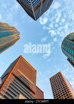 Tiro con angolo basso negli iconici skyline del centro di Seattle di sera. Foto Stock