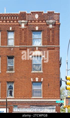 Mattoni policromi e pietre fuse animano Avalon Court, un edificio di appartamenti a quattro piani a Jackson Heights. Foto Stock