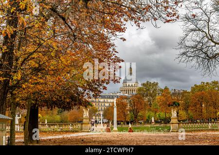 La cupola del Panthéon dal Jardin du Luxembourg in autunno a Parigi, in Francia Foto Stock