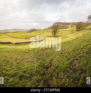 Splendido paesaggio sotto l'ex cava di Langcliffe e sotto Lower Winskill, vicino a Settle, Yorkshire Dales National Park Foto Stock