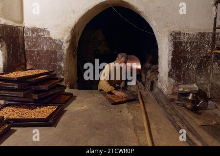 Tradizionale panetteria storica a Marrakech, Marocco. 14 dicembre 2023 Foto Stock