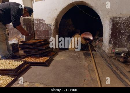 Tradizionale panetteria storica a Marrakech, Marocco. 14 dicembre 2023 Foto Stock