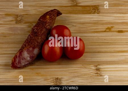 Salsiccia di cinghiale lunga essiccata su un tagliere di legno, cibo sano Foto Stock