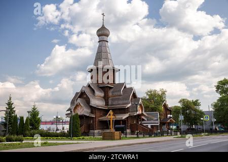 Volkhov, regione di Leningrado, Russia - 25 maggio 2023: Bellissimo tempio in legno, Cattedrale di San Andrea Apostolo Foto Stock