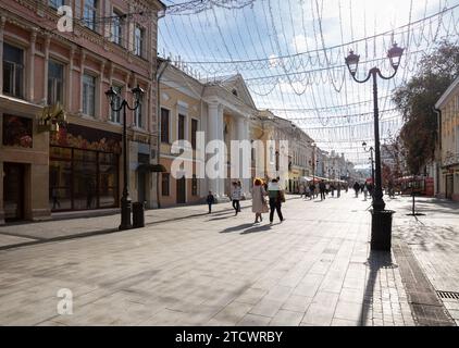 Nizhny Novgorod, Russia - 29 settembre 2023: Via pedonale Bolshaya Pokrovskaya. La strada principale di Nizhny Novgorod. Situato nel centro storico dell'hotel Foto Stock