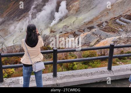 Punto panoramico dove è possibile osservare il degassamento del Monte Hakone come attrazione turistica. Foto Stock