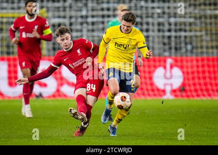 Bruxelles, Belgio. 14 dicembre 2023. BRUXELLES, BELGIO - 14 DICEMBRE: Conor Bradley del Liverpool passa la palla sotto la pressione di Alessio Castro-Montes dell'Union Saint-Gilloise durante la partita di UEFA Europa League gruppo e tra Royale Union Saint-Gilloise e Liverpool FC al RSC Anderlecht Stadium il 14 dicembre 2023 a Bruxelles, Belgio. (Foto di Rene Nijhuis/BSR Agency) credito: Agenzia BSR/Alamy Live News Foto Stock