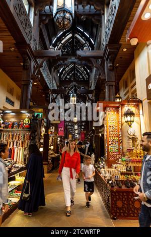 Dubai, Emirati Arabi Uniti. 14 dicembre 2023. I turisti camminano sui vicoli del Souk Madinat Jumeirah, un mercato in una parte vecchia della città nel centro di Dubai, Sheikh Zayed Road, Emirati Arabi Uniti in una calda serata, il 14 dicembre 2023. (Foto di Dominika Zarzycka/Sipa USA) credito: SIPA USA/Alamy Live News Foto Stock