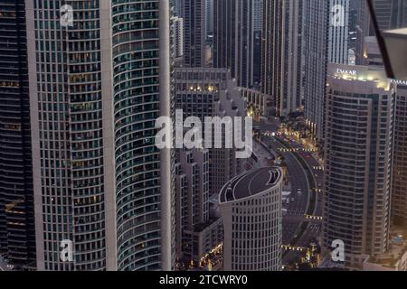 Dubai, Emirati Arabi Uniti. 13 dicembre 2023. L'architettura moderna è vista nel centro di Dubai, negli Emirati Arabi Uniti in una calda serata, il 13 dicembre 2023. La vista dall'Osservatorio Sky Views. (Foto di Dominika Zarzycka/Sipa USA) credito: SIPA USA/Alamy Live News Foto Stock