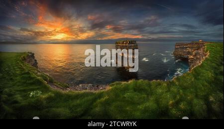 Downpatrick Head è una scogliera situata sulla Wild Atlantic Way nella contea di Mayo, in Irlanda Foto Stock