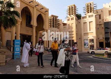 Dubai, Emirati Arabi Uniti. 14 dicembre 2023. I turisti camminano sugli alleati del Souk Madinat Jumeirah, un mercato in una parte vecchia della città nel centro di Dubai, Sheikh Zayed Road, Emirati Arabi Uniti in una calda serata, il 14 dicembre 2023. (Foto di Dominika Zarzycka/Sipa USA) credito: SIPA USA/Alamy Live News Foto Stock