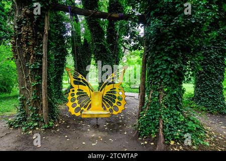 Paesaggio vivace nel giardino botanico Alexandru Buia da Craiova nella contea di Dolj, Romania, con fiume e alberi in una splendida giornata di primavera soleggiata con blu Foto Stock