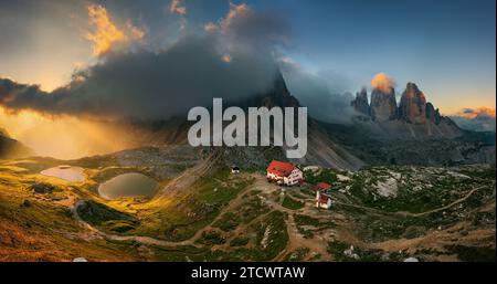 Dolomiti. Vista delle tre Cime Lavaredo e del rifugio Antonio Locatelli. Foto Stock