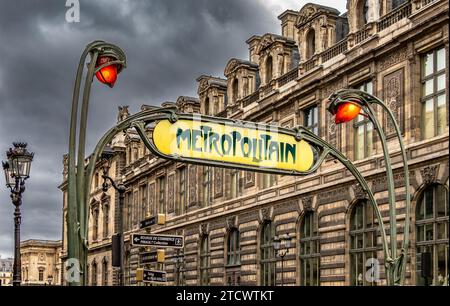 Un cartello Hector Guimard, Art Nouveau Metropolitan presso la stazione della metropolitana Palais Royal - Musée du Louvre a Parigi, Francia Foto Stock