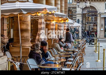 Le persone sedute sulla terrazza al le Nemours, una brasserie alla moda con terrazza vicino al Palais Royal, Parigi, Francia Foto Stock