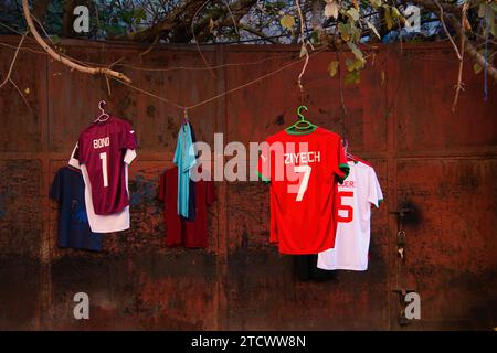 Maglie da calcio come Bond e Ziyech sono in vendita per strada a Marrakech Foto Stock