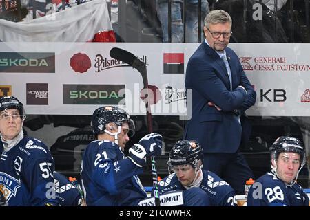 Praga, Repubblica Ceca. 14 dicembre 2023. L'allenatore finlandese Jukka Jalonen durante gli Swiss Hockey Games, parte dell'Euro Hockey Tour, partita di apertura Repubblica Ceca vs Finlandia a Praga, Repubblica Ceca, 14 dicembre 2023. Crediti: Michal Kamaryt/CTK Photo/Alamy Live News Foto Stock