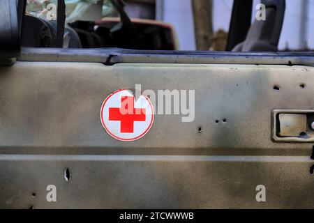 Auto da ambulanza volontaria piena di proiettili. Guerra Russia contro Ucraina, assistenza medica in guerra Ucraina, evacuazione dei feriti. Dnipro, Ucraina, Foto Stock