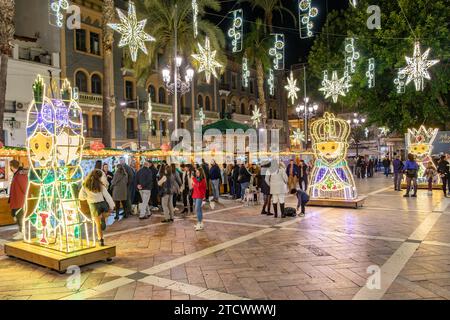 Huelva, Spagna - 10 dicembre 2023: Mercatini di Natale in Plaza de las Monjas, piazza delle monache, con decorazioni natalizie nel centro di Huelva, Andalusia, Foto Stock