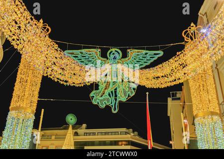 Dettaglio della decorazione di un angelo sulle luci di natale in via Larios a Malaga, Andalusia, Spagna Foto Stock