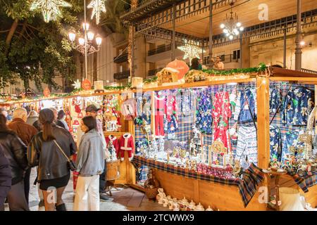 Huelva, Spagna - 10 dicembre 2023: Mercatini di Natale in Plaza de las Monjas, piazza delle monache, con decorazioni natalizie nel centro di Huelva, Andalusia, Foto Stock