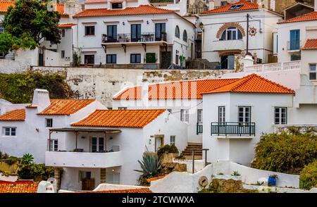 Villaggio dall'aspetto mediterraneo di Azenhas do Mar che significa "mulini ad acqua del mare" sulla costa atlantica nel comune di Sintra, Portogallo. Foto Stock