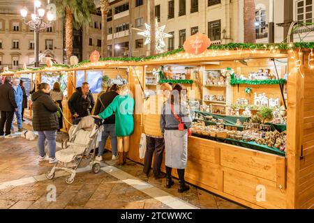 Huelva, Spagna - 10 dicembre 2023: Mercatini di Natale in Plaza de las Monjas, piazza delle monache, con decorazioni natalizie nel centro di Huelva, Andalusia, Foto Stock