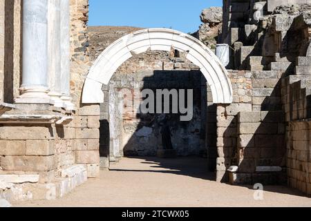 Vista panoramica delle rovine dell'antico teatro romano di Merida, Spagna, sotto il cielo azzurro. Foto Stock