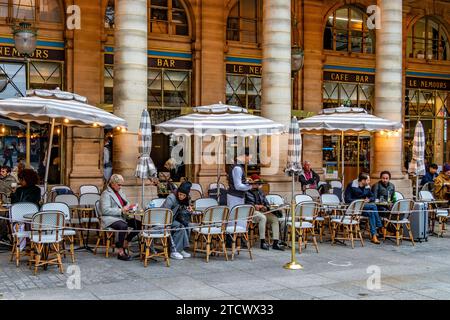 Le persone sedute sulla terrazza al le Nemours, una brasserie alla moda con terrazza vicino al Palais Royal, Parigi, Francia Foto Stock