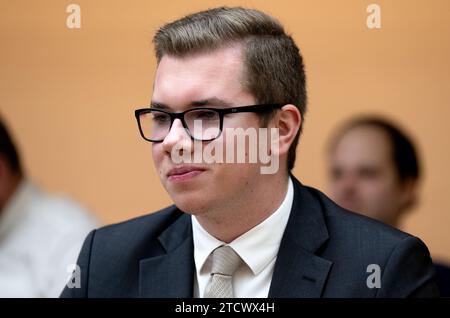 Monaco, Germania. 12 dicembre 2023. Daniel Halemba, politico dell'AfD, partecipa a una sessione plenaria nel parlamento statale bavarese. Il membro bavarese AfD del parlamento statale Daniel Halemba, che è minacciato di espulsione dal partito per aver violato i regolamenti del partito, si è dimesso da tutti gli uffici del partito con effetto immediato. Sta anche sospendendo i suoi diritti di appartenenza al partito, Halemba ha annunciato giovedì sera (14.12.2023). Crediti: Sven Hoppe/dpa/Alamy Live News Foto Stock