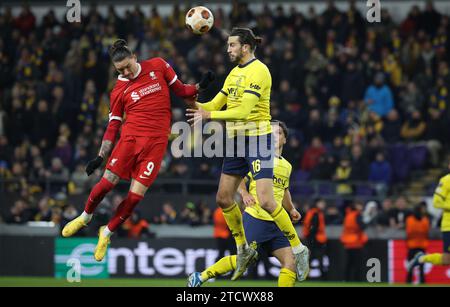 Bruxelles, Belgio. 14 dicembre 2023. Darwin Nunez del Liverpool e Christian Burgess dell'Union lottano per la palla nel corso di una partita tra la squadra belga Royale Union Saint Gilloise e la squadra inglese Liverpool FC, giovedì 14 dicembre 2023 a Bruxelles, il sesto e ultimo giorno della fase a gironi della UEFA Europa League, nel gruppo E. BELGA FOTO VIRGINIE LEFOUR credito: Belga News Agency/Alamy Live News Foto Stock