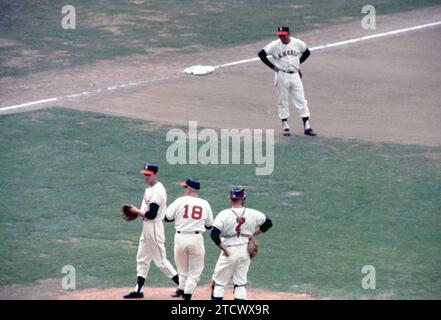 LOS ANGELES, CA - 14 GIUGNO: il lanciatore Bo Belinsky n. 36 dei Los Angeles Angels viene tolto dalla partita dal manager Bill Rigney n. 18 mentre il ricevitore Buck Rodgers guarda durante una partita della MLB contro i Minnesota Twins il 14 giugno 1962 al Dodger Stadium di Los Angeles, California. (Foto di Hy Peskin) *** didascalia locale *** Bo Belinsky;Bill Rigney;Buck Rodgers Foto Stock