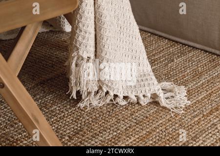 Primo piano della coperta a maglia con frange. Design degli interni Wabi-sabi Foto Stock