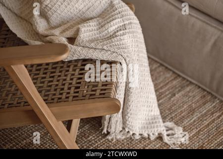 Primo piano della coperta a maglia con frange. Design degli interni Wabi-sabi Foto Stock
