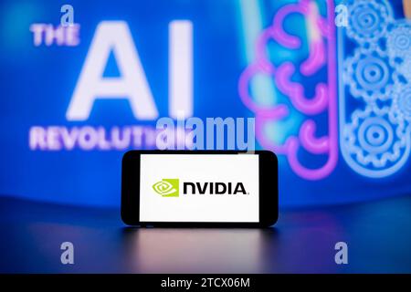 India. 14 dicembre 2023. In questa foto, il logo di Nvidia Corp. Visualizzato sullo schermo di un telefono cellulare con il simbolo della rivoluzione ai (intelligenza artificiale) sullo sfondo. (Foto di Idrees Abbas/SOPA Images/Sipa USA) **** esclusivamente a scopo editoriale *** credito: SIPA USA/Alamy Live News Foto Stock
