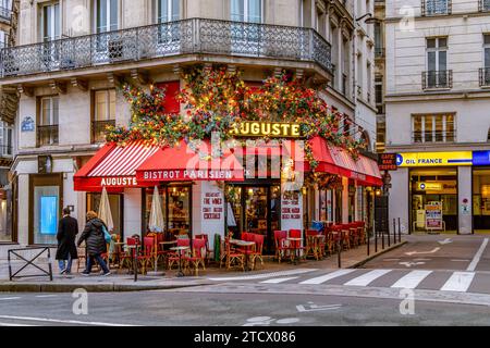 Café Auguste Rivoli, un bistro all'angolo in Rue de Rivoli nel primo arrondissement di Parigi, Francia Foto Stock