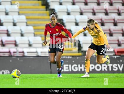 Geyse #23 di Manchester United Women e Courtney Nevin 2# di Leicester City Women Football Club battaglia per il pallone, durante la fa Women's League Cup Group B match Manchester United Women vs Leicester Women al Leigh Sports Village, Leigh, Regno Unito, 14 dicembre 2023 (foto di Cody Froggatt/News Images) Foto Stock