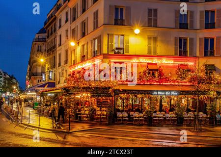 Persone sedute sulla terrazza esterna per una serata all'Au Chien qui fumo, in Rue du Pont Neuf , nel quartiere Halles di Parigi Foto Stock