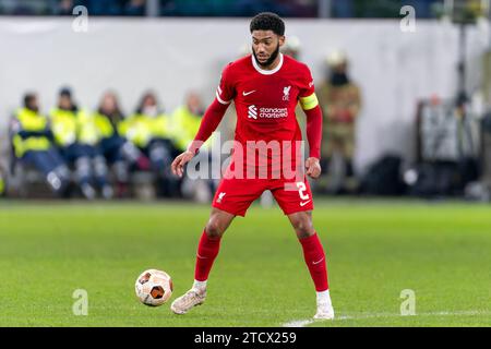 Bruxelles, Belgio. 14 dicembre 2023. BRUXELLES, BELGIO - 14 DICEMBRE: Joe Gomez del Liverpool corre con la palla durante la partita di UEFA Europa League Group e tra Royale Union Saint-Gilloise e Liverpool FC al RSC Anderlecht Stadium il 14 dicembre 2023 a Bruxelles, in Belgio. (Foto di Joris Verwijst/Agenzia BSR) credito: Agenzia BSR/Alamy Live News Foto Stock