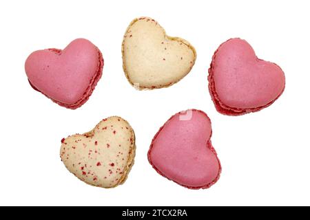 Gruppo di macaron a forma di cuore su sfondo bianco in primo piano. Foto Stock
