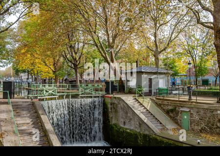 Una chiusa sul Canal Saint-Martin in autunno, un canale lungo 4,6 km a Parigi, che collega il Canal de l'Ourcq al fiume Senna, Parigi, Francia Foto Stock