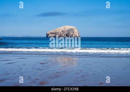 Bass Rock da Seacliff Beach, Seacliff, East Lothian Coast, Scozia, Regno Unito Foto Stock