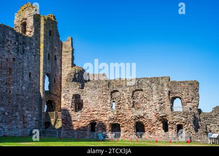 The North Range e Douglas Tower all'interno del cortile interno del castello di Tantallon nell'East Lothian, Scozia, Regno Unito Foto Stock