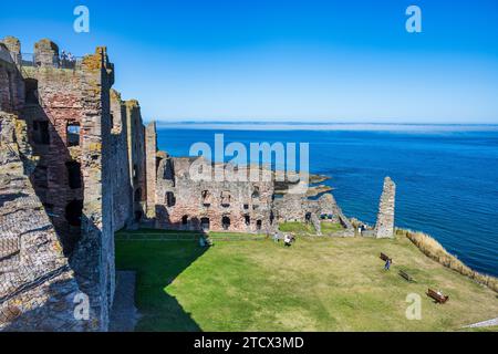 Vista dell'Inner Ward e della North Range dalla cima del muro a cortina presso il castello di Tantallon nell'East Lothian, Scozia, Regno Unito Foto Stock