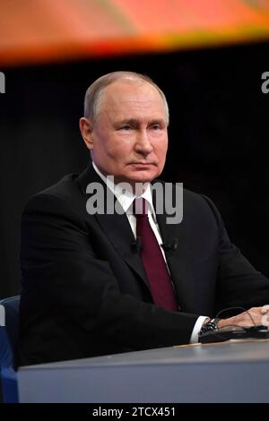 Mosca, Russia. 14 dicembre 2023. Il presidente russo Vladimir Putin ascolta una domanda durante la chiamata annuale "Direct Line", e la conferenza stampa di fine anno, al Gostiny Dvor Exhibition Centre, il 14 dicembre 2023 a Mosca, in Russia. Credito: Presidenza russa/Cremlino Pool/Alamy Live News Foto Stock