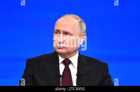 Mosca, Russia. 14 dicembre 2023. Il presidente russo Vladimir Putin ascolta una domanda durante la chiamata annuale "Direct Line", e la conferenza stampa di fine anno, al Gostiny Dvor Exhibition Centre, il 14 dicembre 2023 a Mosca, in Russia. Credito: Presidenza russa/Cremlino Pool/Alamy Live News Foto Stock