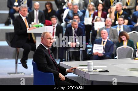 Mosca, Russia. 14 dicembre 2023. Il presidente russo Vladimir Putin ascolta una domanda durante la chiamata annuale "Direct Line", e la conferenza stampa di fine anno, al Gostiny Dvor Exhibition Centre, il 14 dicembre 2023 a Mosca, in Russia. Credito: Presidenza russa/Cremlino Pool/Alamy Live News Foto Stock