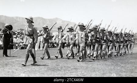 Una sezione dei Royal Engineers che marciano in parata in abito tropicale all'inizio degli anni '1930 Foto Stock