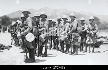 Soldati dell'ingegnere reale in abito tropicale e pieno ordine di marcia, c. inizio anni '1930 Foto Stock